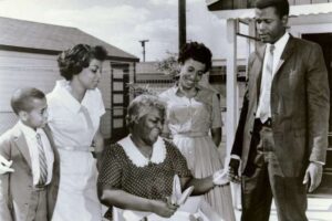 A raisin in the sun essay 4 A raisin in the sun essay (700 words)